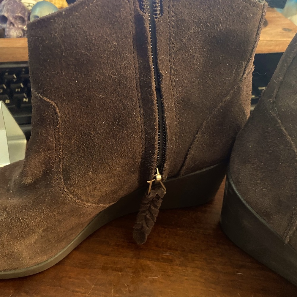 Crocs Women's Leigh Suede Wedge Shootie Boot Brown size 9